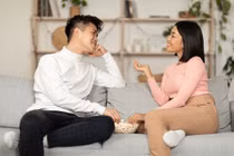 Gặp lại thấy vợ cũ xinh đẹp quá, chồng cũ lại thấy “rung rinh“