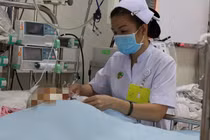 Dẫm vũng nước nhiễm điện, bé 1 tuổi ở Bình Dương nguy kịch