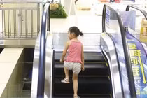 Bé 7 tuổi 2 năm đau đớn vì nhét bút màu vào âm đạo
