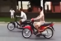 Quái xế ngã lộn 7 vòng vì bốc đầu xe máy
