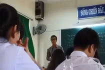 Thầy giáo cao hứng hát “Dấu mưa” theo phong cách cải lương