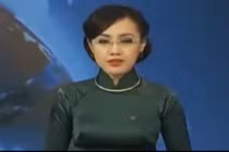 MC Hoài Anh rơi hoa tai lộp cộp khi lên sóng VTV
