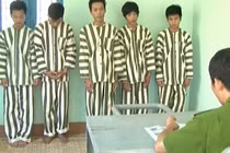 Dùng bình xịt hơi cay đi cướp giật