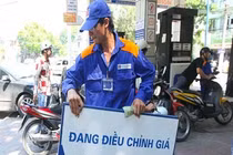Vì sao xăng hay tăng giá vào giờ hiểm?