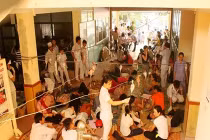 Hít phải khí độc, 1.400 công nhân ngất xỉu
