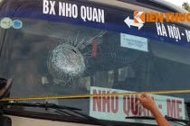 Xe khách bị ném đá giữa ban ngày, hành khách hoảng loạn