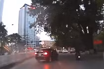 Ô tô đánh võng như “điên” trên đường Hà Nội