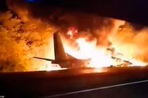 Máy bay lao xuống đất ở Hungary, bốc cháy ngùn ngụt