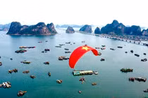 Ngắm khoảnh khắc cực “chill” bay dù trên vịnh Hạ Long
