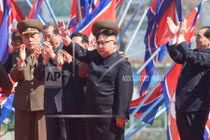 Ảnh: Ông Kim Jong-un cười tươi trong lễ khánh thành khu phố mới