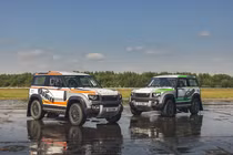 Land Rover bắt tay Bowler ra mắt xe đua địa hình Defender 90