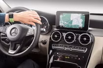 Điều khiển Mercedes-Benz bằng đồng hồ thông minh Apple Watch