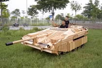 Xe tăng bằng gỗ chạy điện "độc nhất thế giới" của thợ mộc Việt Nam