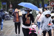 Du khách tham quan Đại Nội Huế đeo khẩu trang ngừa viêm phổi lạ