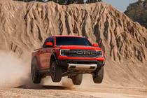 Ford Ranger Raptor 2022 trình làng, thêm động cơ xăng V6 3.0L