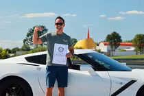 YouTuber lập kỷ lục lùi xe ôtô Corvette nhanh nhất thế giới