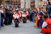 Xế đua MotoGP của đội Ducati “quậy tung” đường phố Ý