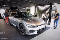 Kia EV6 2022 lần đầu lộ diện cho khách hàng "sờ nắn"