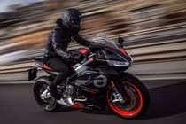 Siêu môtô “dị nhân” Aprilia Tuono từ 304,9 triệu đồng