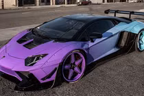 Chris Brown "lột xác" Lamborghini Aventador SV với dàn áo sặc sỡ