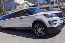 Ford Explorer "phẫu thuật” thành xe Limo, rao bán gần 1,4 tỷ đồng