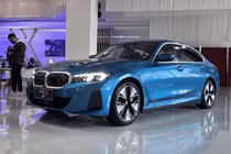 BMW i3 2022 từ 1,22 tỷ đồng có gì để "đấu" Tesla Model 3?