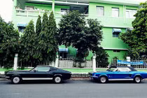 "Soi" bộ đôi hàng hiếm Ford Mustang trên phố Sài Gòn