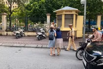 Trích xuất camera làm rõ việc CSGT kéo ngã người đi xe máy ở Cầu Giấy