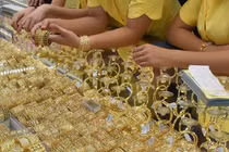 Giá vàng hôm nay 27-4: Tăng trở lại dù USD còn duy trì sức mạnh