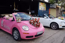 “Con bọ” Volkswagen Beetle Hello Kitty rước dâu tại Sài Gòn