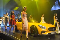Ngắm dàn mẫu Việt “đọ dáng” cùng xế sang Mercedes