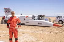 Tuyển tài xế điều khiển xe Bloodhound LSR tốc độ 1.287km/h