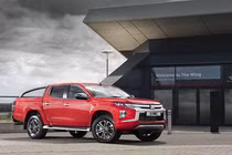 Bán tải Mitsubishi Triton mới từ 26.000 USD tại Anh quốc