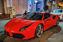 Ngắm siêu xe Ferrari 488 Spider tiền tỷ dạo phố đêm Sài Gòn