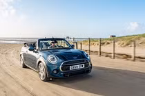 Cận cảnh Mini Convertible Sidewalk 2020 ngập tràn trang bị