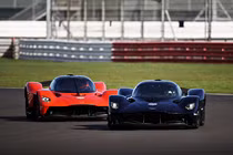 Hai tay đua F1 cầm lái Aston Martin Valkyrie trên đường đua