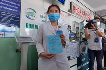 Nữ bác sĩ 2 lần hoãn cưới được chọn tiêm đầu tiên