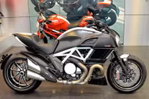 Cận cảnh Ducati Diavel Carbon “trắng không tì vết” tại Hà Nội