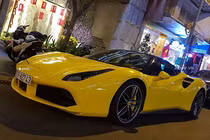 Phan Hoàng cưỡi Ferrari 488 GTB 15 tỷ xuống phố chơi Tết