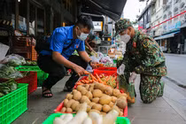 Thủ tướng đề nghị Bộ Công an xử lý nghiêm hành vi "bom hàng" đi chợ hộ