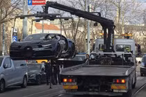 Mượn Bugatti Chiron hơn 3 triệu USD chạy quá tốc độ và cái kết