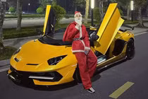Ông già Noel Việt "cưỡi bò" Lamborghini Aventador bạc tỷ phát quà