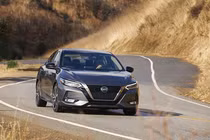 Nissan Sentra 2020 "đối thủ" Toyota Corolla từ 461 triệu đồng