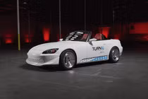 Chiếc Honda S2000 chạy động cơ điện Tesla đầu tiên trên thế giới