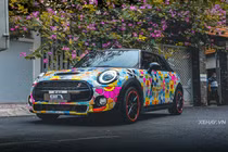 Mini Cooper S Convertible diện “bộ cánh” hoa cúc sặc sỡ ở Sài Gòn