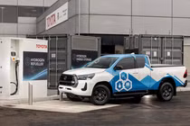 Bán tải Toyota Hilux động cơ hydro "sạch" chạy được tới 600 km