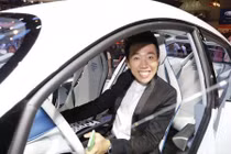 Trấn Thành lái Mercedes-Benz 4 tỷ đưa Hari Won "về dinh"