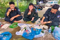 Cảnh sát cơ động ăn cơm hộp trên đường hành quân thần tốc đi chống dịch