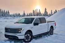 Ford F-150 Lightning càng thêm “hot” khi off-road trên núi tuyết