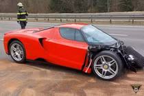 Ferrari Enzo nát đầu do nhân viên đại lý lái thử gây tai nạn